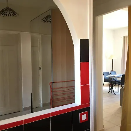 Pres De La Plage Ensoleille Apartment